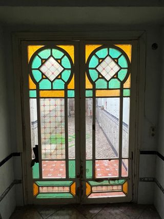 Ventanal antiguo madera vitral