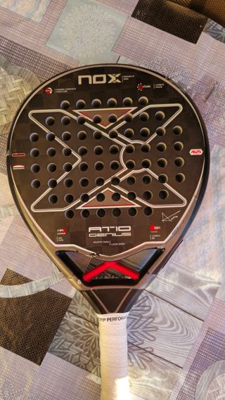 Pala Nox AT10 Genius 18K Agustín Tapia 2023