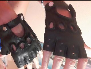 Mitones: guantes sin dedos. Poco usados.