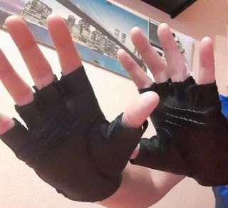 Mitones: guantes sin dedos. Poco usados.