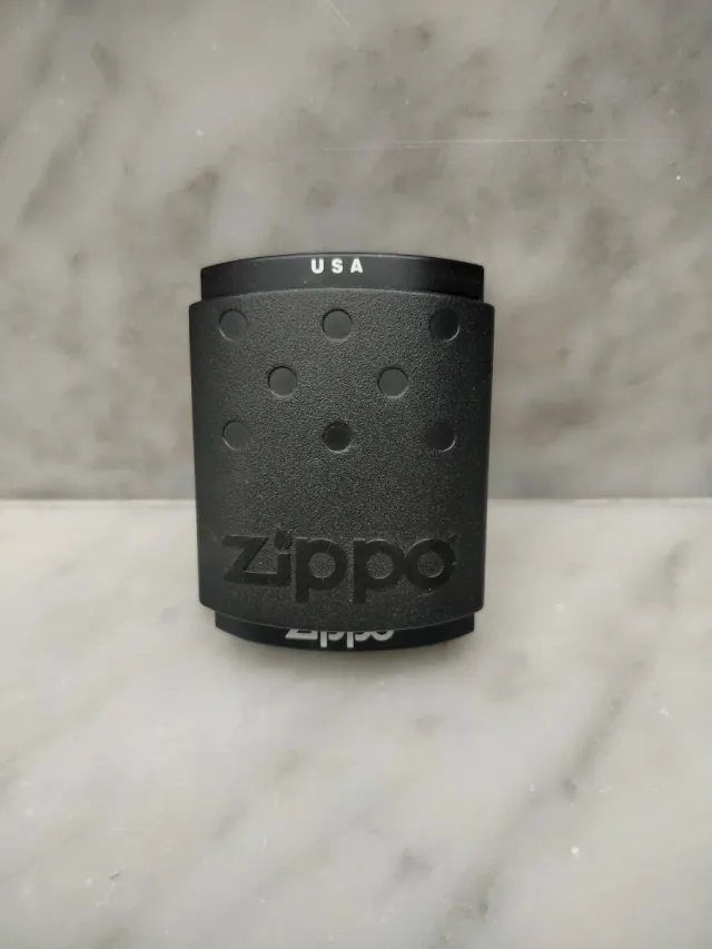 Dos zippos americanos antiguos.