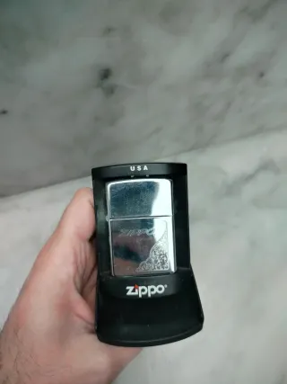 Due vecchi accendini americani