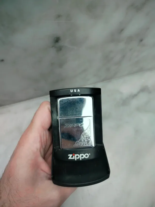 Dos zippos americanos antiguos.