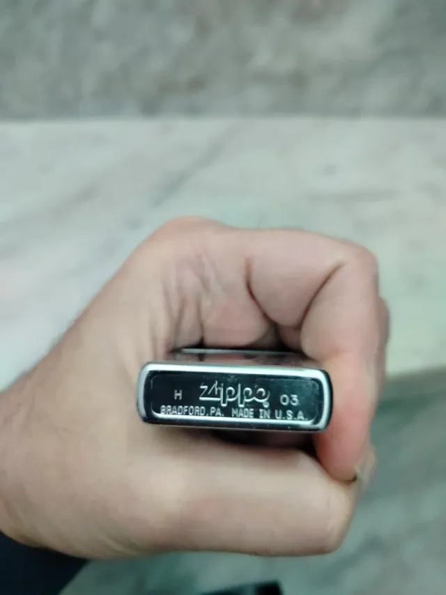 Dos zippos americanos antiguos.