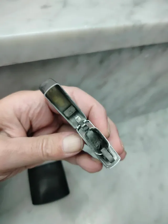 Dos zippos americanos antiguos.