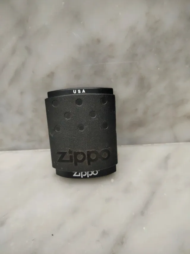 Dos zippos americanos antiguos.