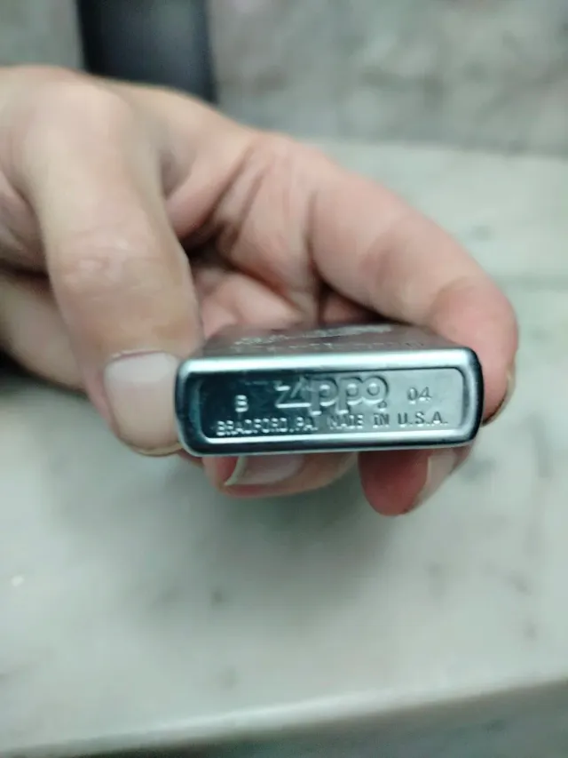 Dos zippos americanos antiguos.