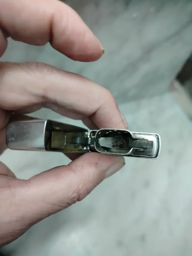 Dos zippos americanos antiguos.