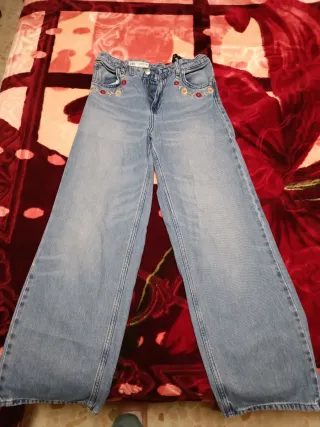 Vaqueros ZARA bordados florales