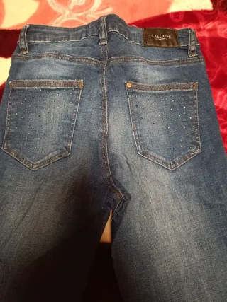 Vaqueros ZARA bordados florales