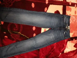 Vaqueros ZARA bordados florales