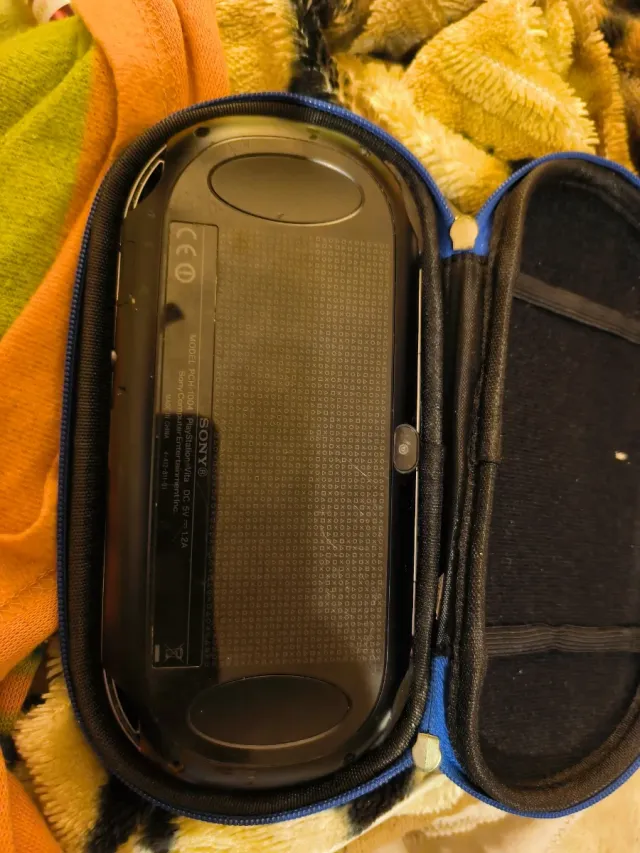 PS Vita Sony Negra + PlayStation 1