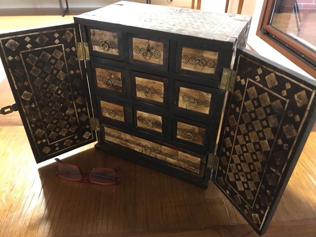 Cajonera artigianale in legno e osso