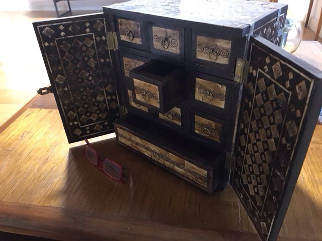 Cajonera artigianale in legno e osso