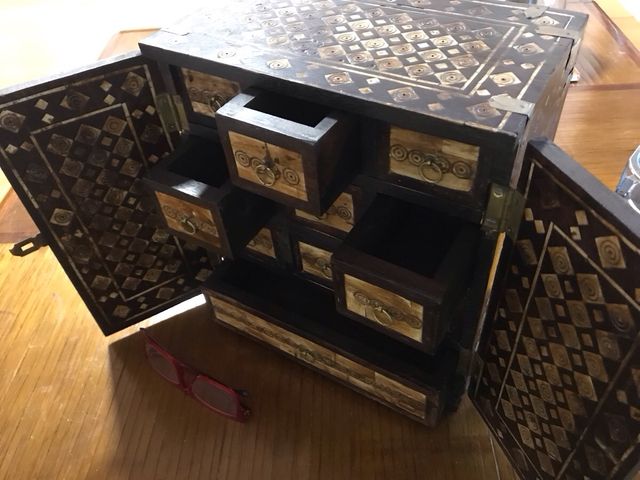 Cajonera artigianale in legno e osso