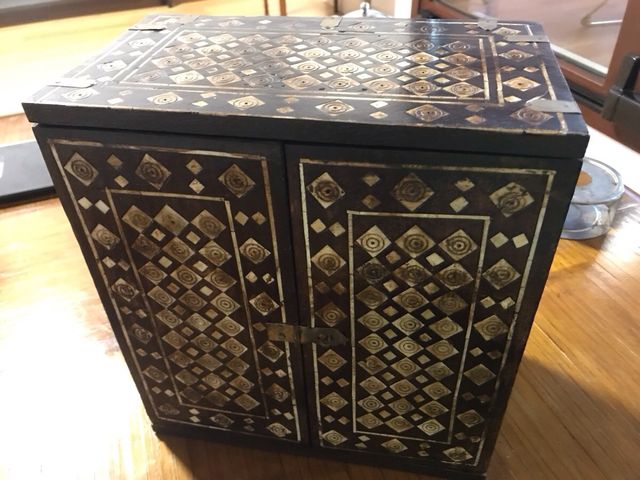 Cajonera artigianale in legno e osso