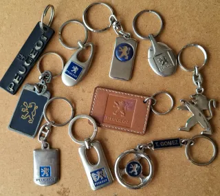 Lotto di chiavi portachiavi Peugeot, vecchi oggetti vintage in liquidazione