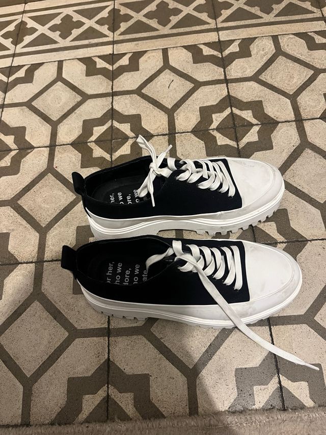 Zapatillas negras y blancas