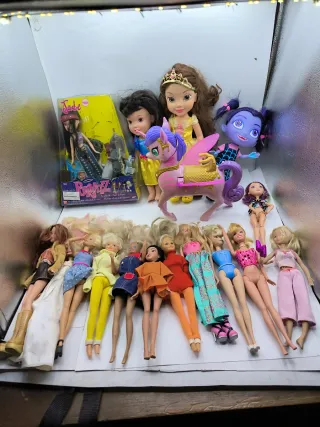 Lote Muñecas Barbie, Bratz, Disney y más