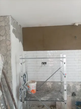 Albañil en san José Alcalá y la rinconada Sevilla