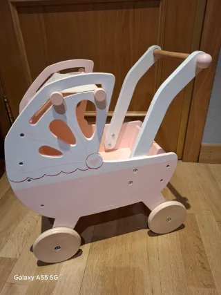 Cochecito de juguete de madera rosa