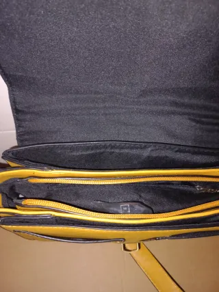 Bolso de hombro amarillo