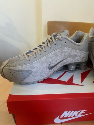 Zapatillas Nike Shox Beige con un estampado leve