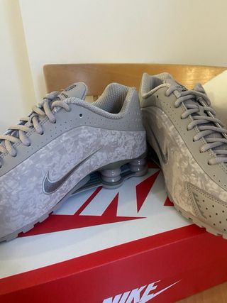 Zapatillas Nike Shox Beige con un estampado leve