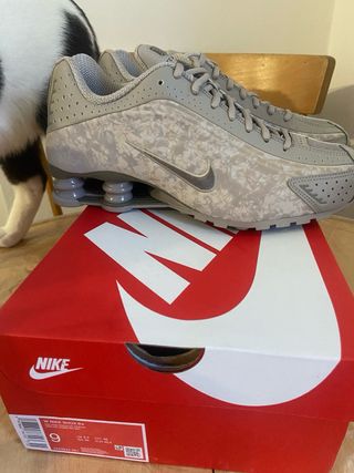 Zapatillas Nike Shox Beige con un estampado leve