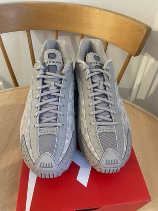 Zapatillas Nike Shox Beige con un estampado leve