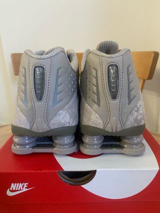 Zapatillas Nike Shox Beige con un estampado leve