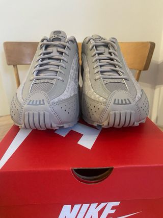 Zapatillas Nike Shox Beige con un estampado leve