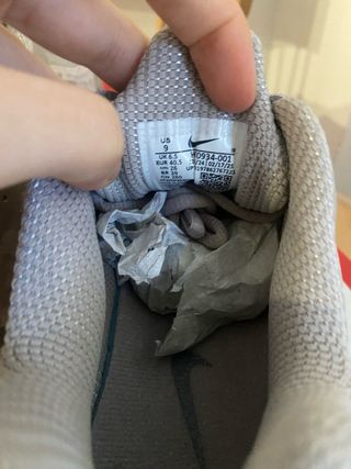 Zapatillas Nike Shox Beige con un estampado leve