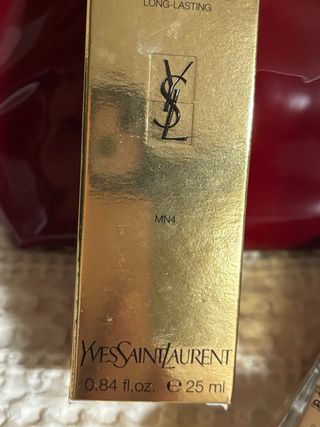 Neceser YSL y base de maquillaje All Hours