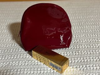 Neceser YSL y base de maquillaje All Hours