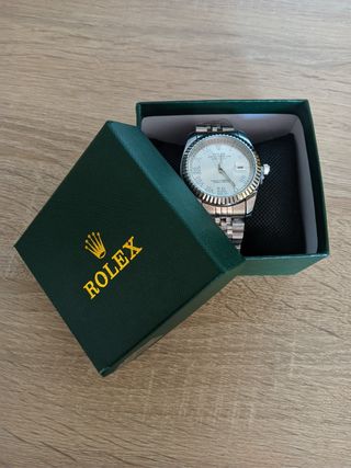 Reloj blanco, elegante, de buena calidad