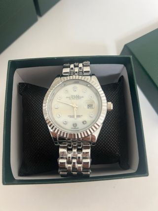 Reloj blanco, elegante, de buena calidad