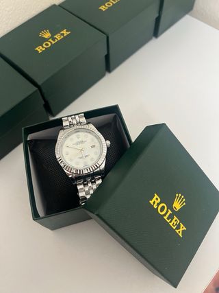 Reloj blanco, elegante, de buena calidad