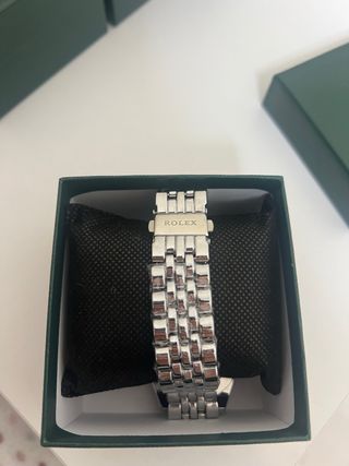Reloj blanco, elegante, de buena calidad