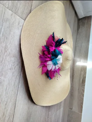 Pamela de fiesta con plumas