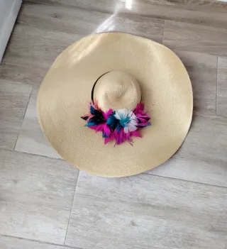 Pamela de fiesta con plumas