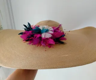 Pamela de fiesta con plumas