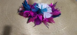 Pamela de fiesta con plumas