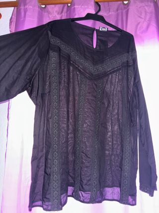 Blusa negra manga larga con detalles