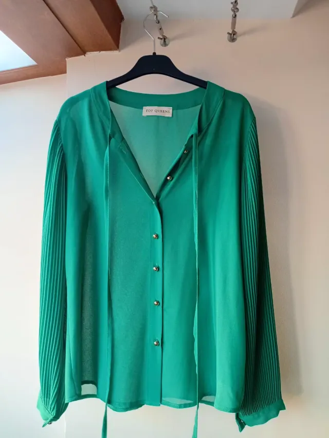 Camisa verde de gasa.