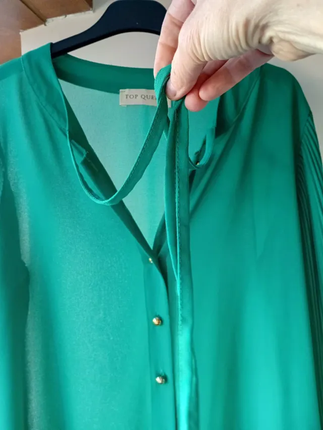 Camisa verde de gasa.