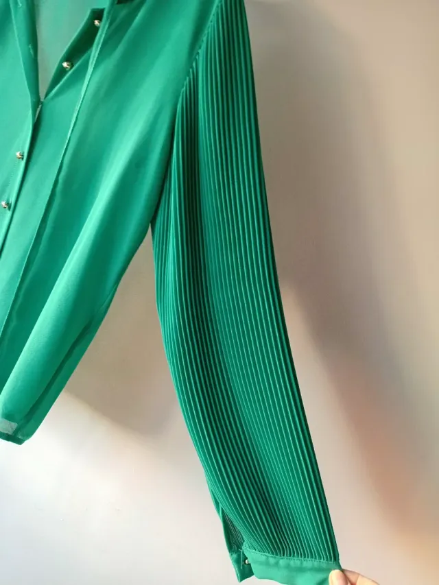 Camisa verde de gasa.