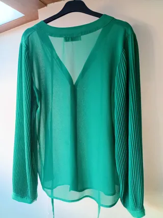 Camisa verde de gasa.