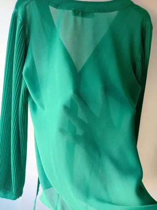 Camisa verde de gasa.