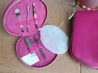 Conjunto.Neceser+estuche cortaúñas rosa Luca & Bah